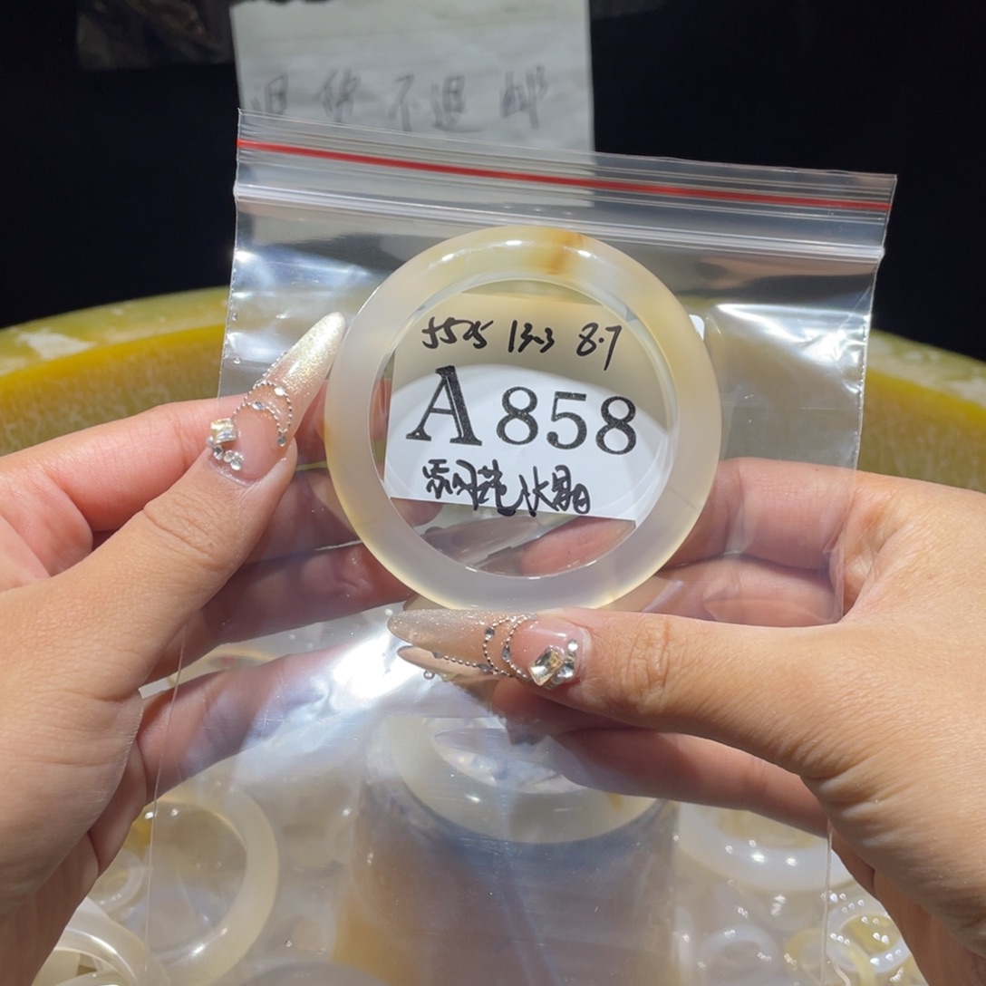 莹***喜玛瑙/玉髓未镶嵌手镯