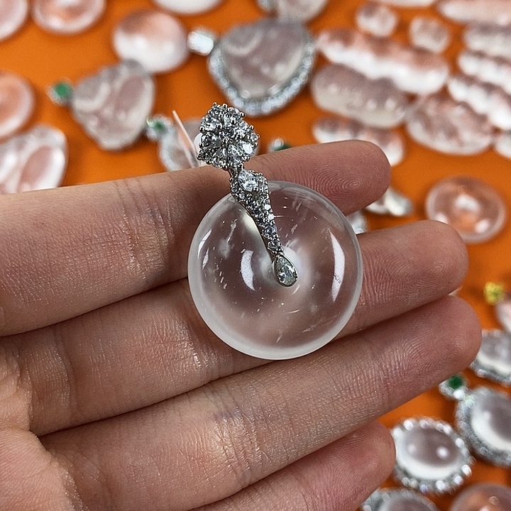 是***天石英质玉银S925镀金镶嵌颈饰