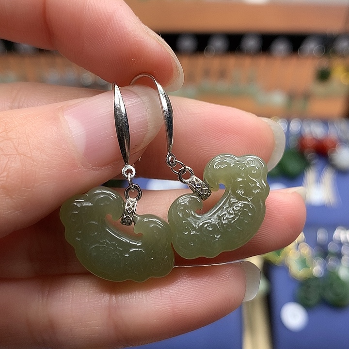 和田玉银S925镶嵌耳饰如意锁晴水绿20左右