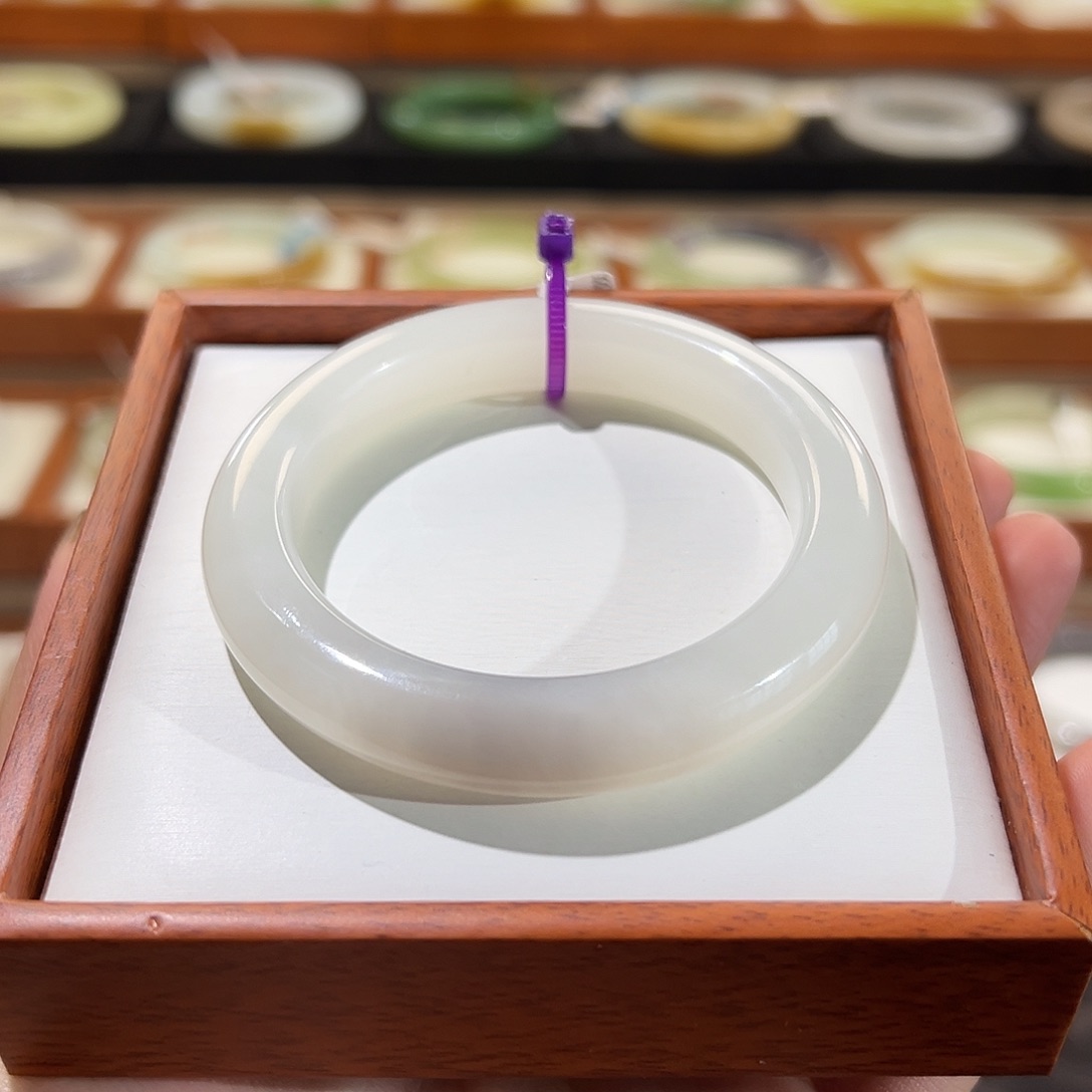 和田玉手镯未镶嵌一口紫