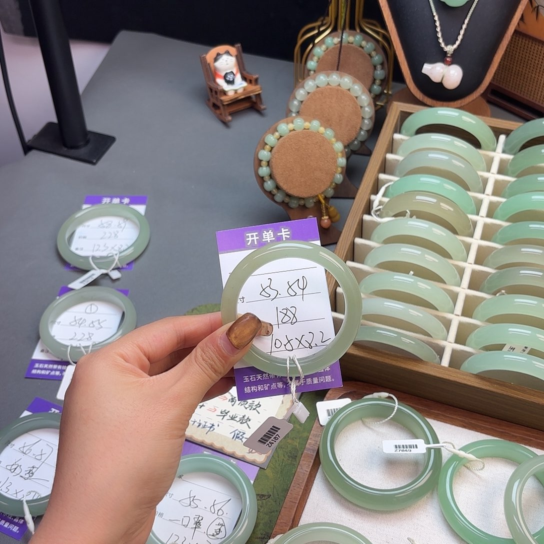 东陵石未镶嵌手镯