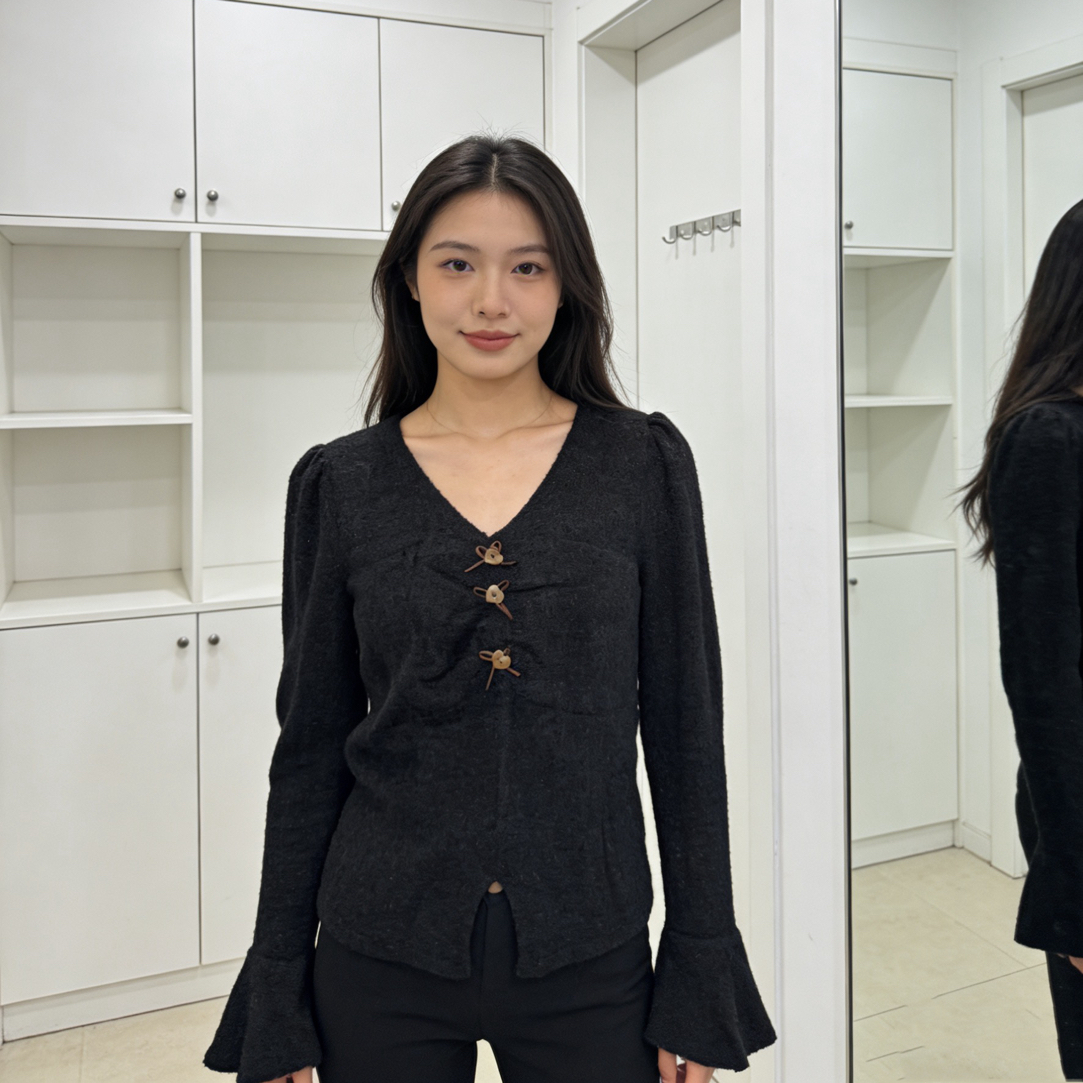 V领喇叭袖蕾丝打底衫A584