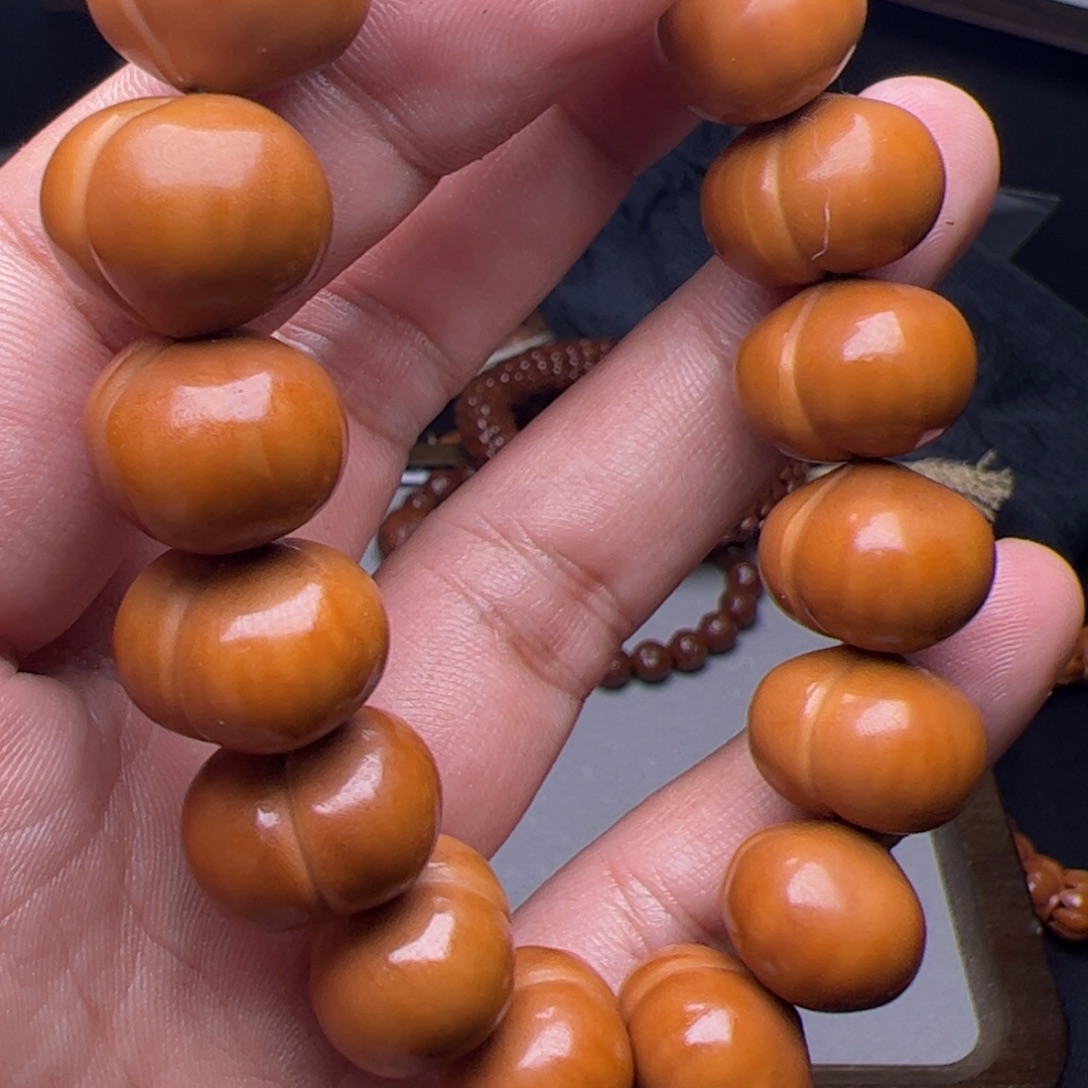 把件猴头核桃雨天