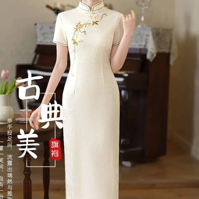 纯色精美刺绣旗袍