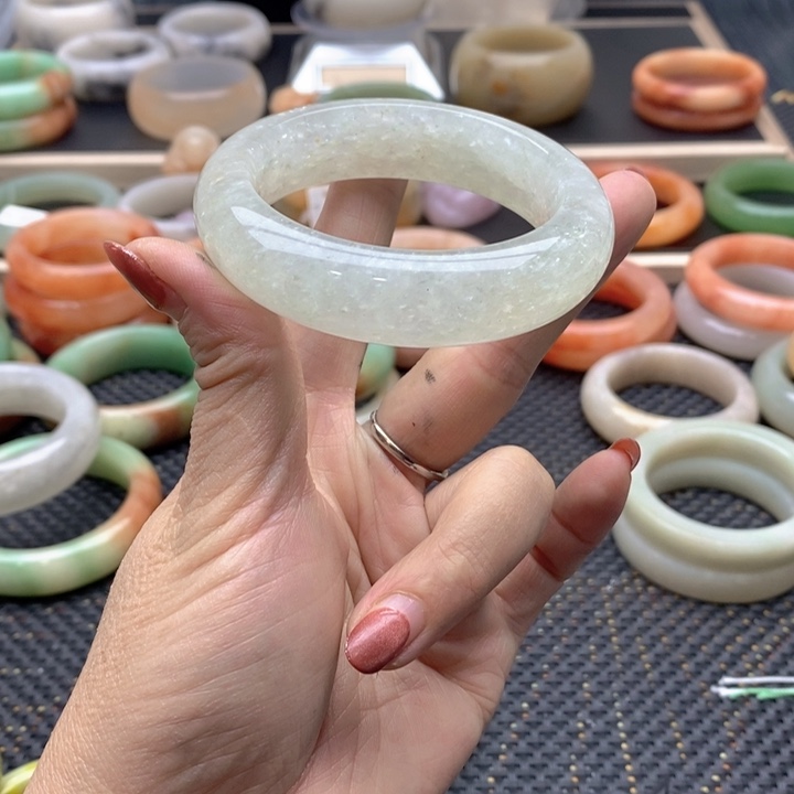 石英质玉手镯未镶嵌皮****飞