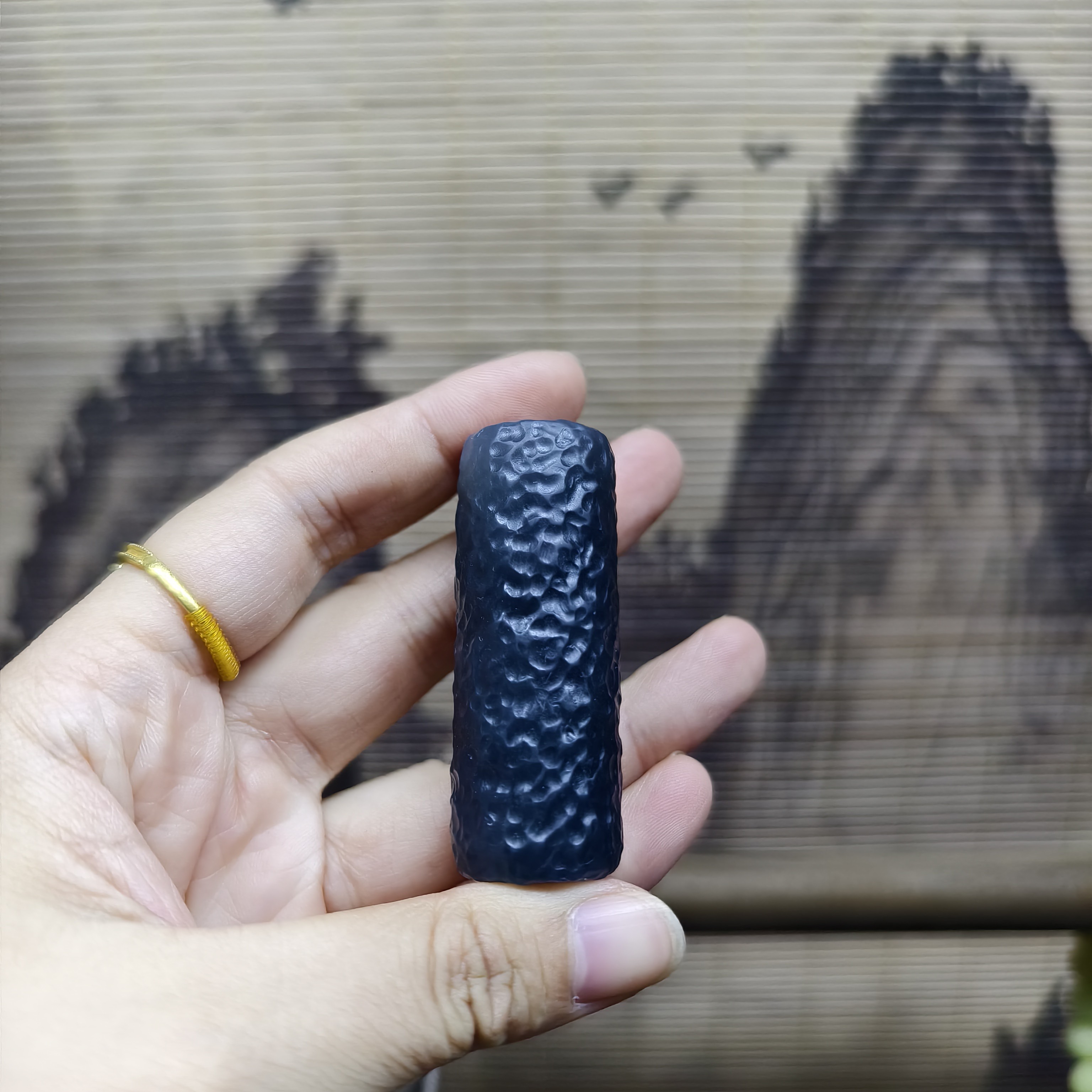 纯天然岫玉深灰冰复古锤纹圆柱挂坠