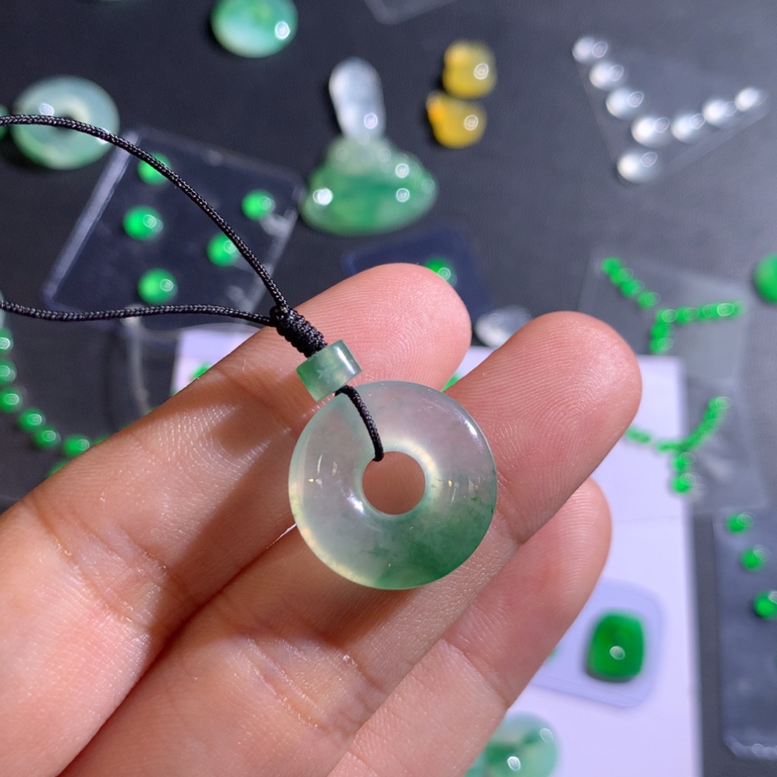 翡翠未镶嵌颈饰圈