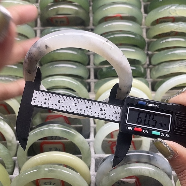 蛇纹石玉未镶嵌手镯390