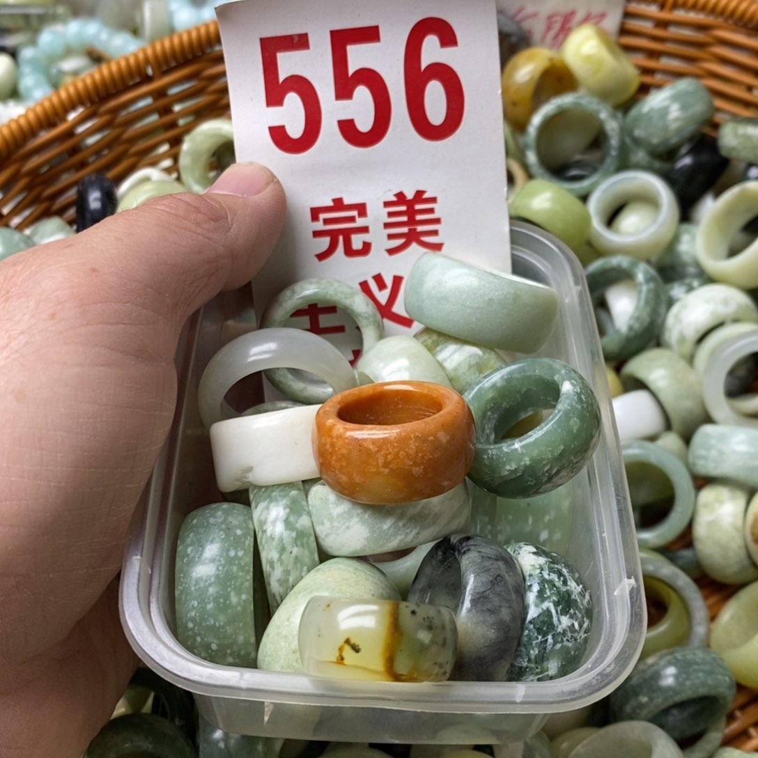 蛇纹石玉挂坠未镶嵌