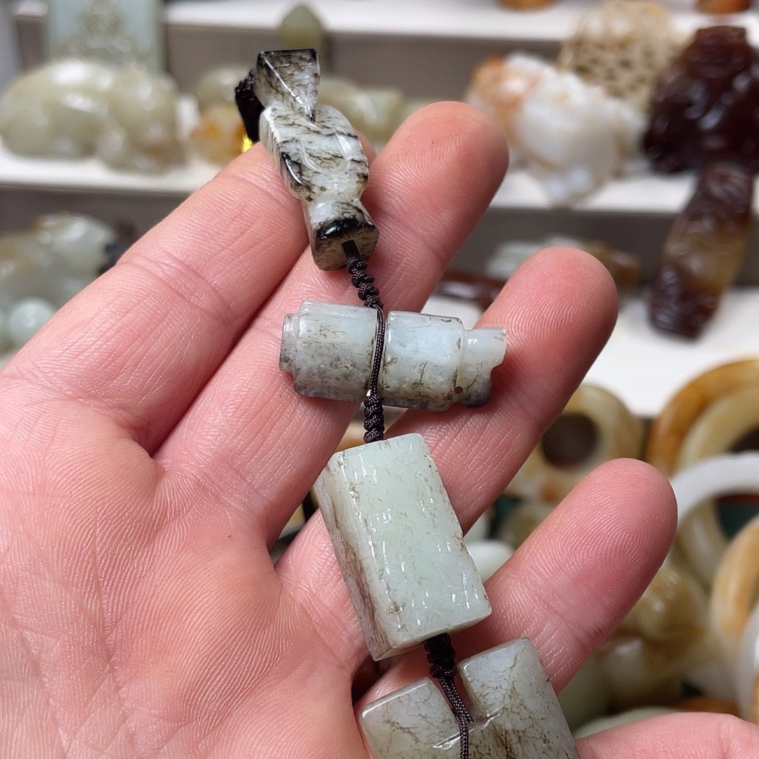 夏***天和田玉未镶嵌颈饰