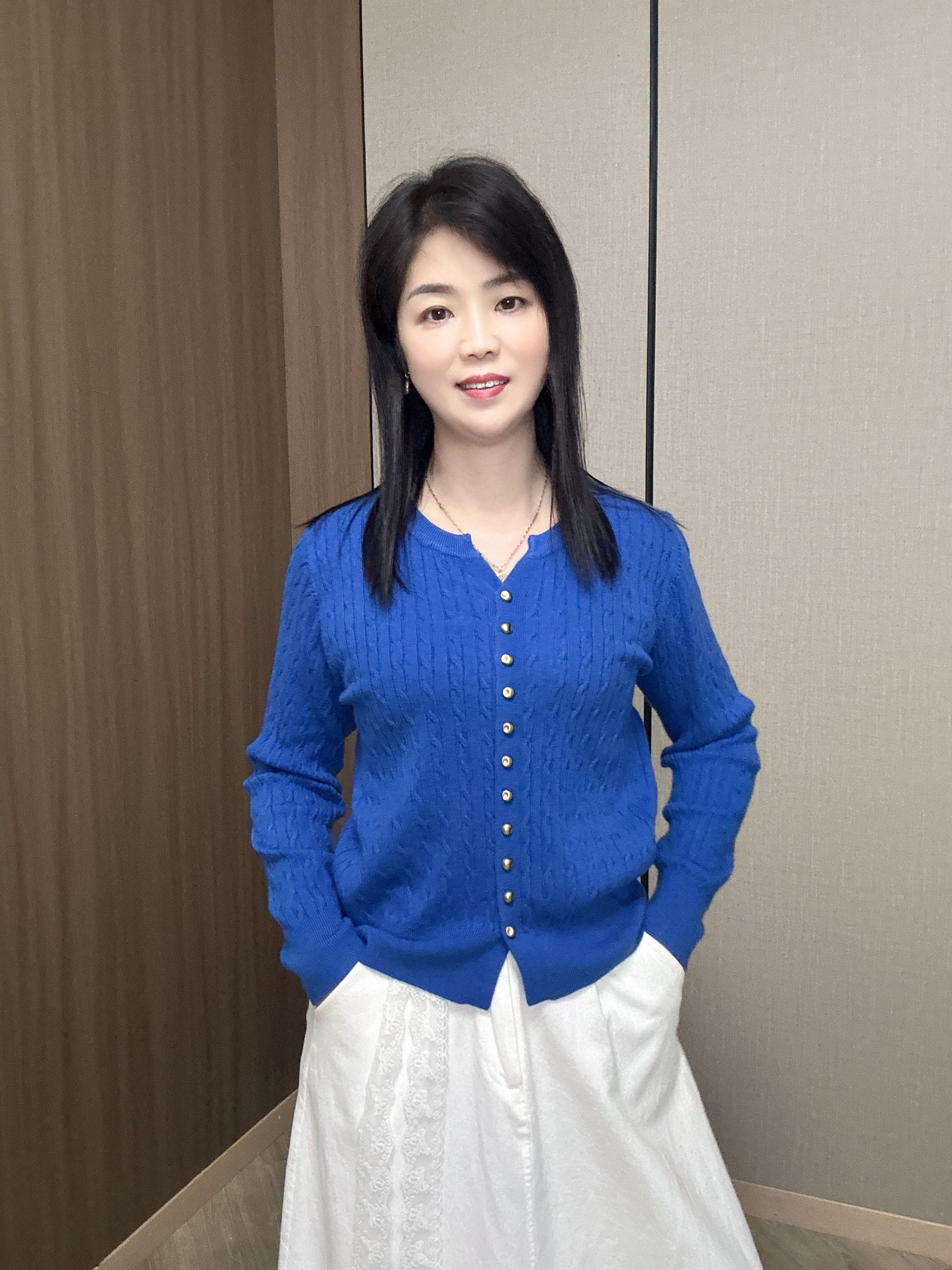 秋冬的精致密码是这件开衫亮眼色彩显气色金属纽扣点睛减龄又时髦