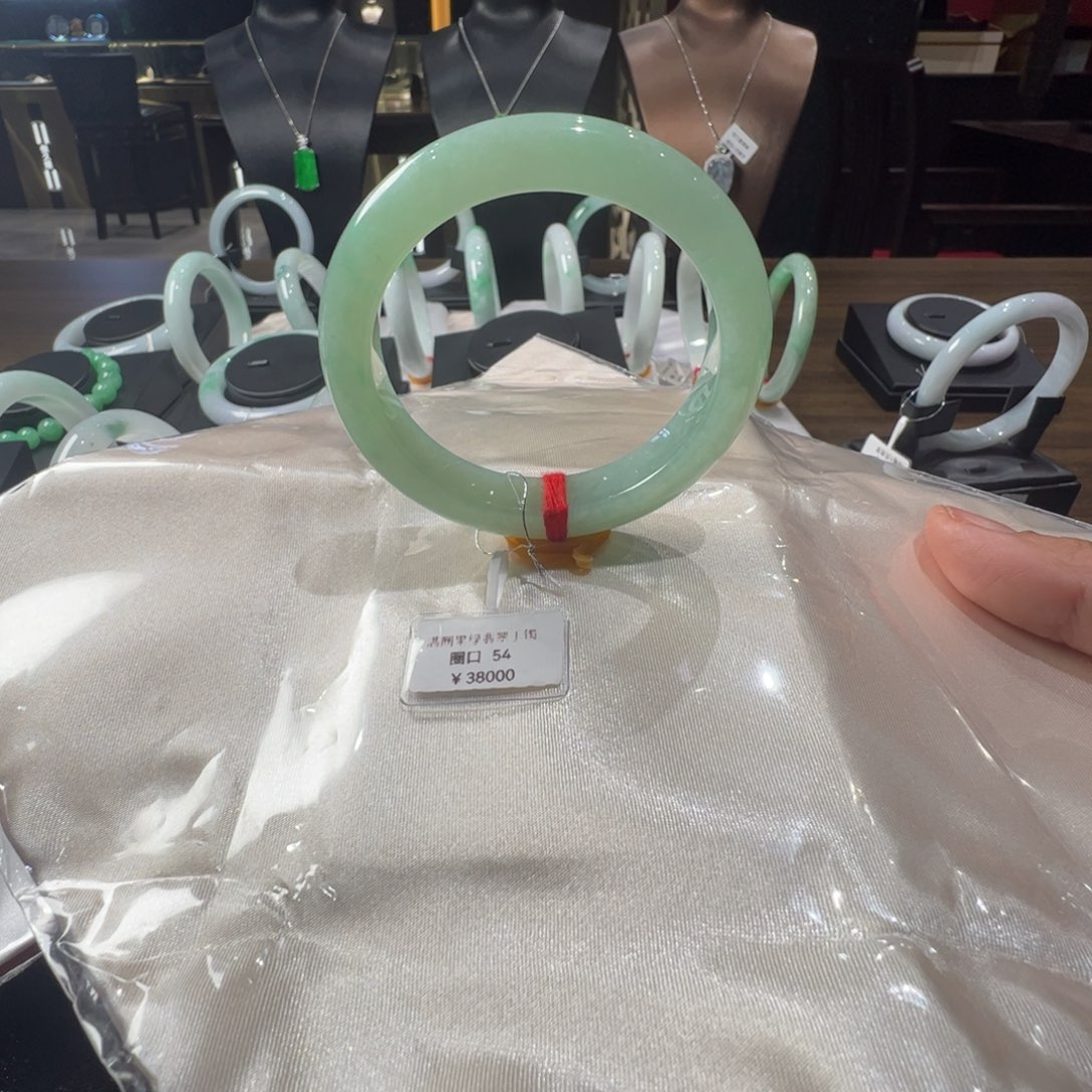 翡翠手镯未镶嵌满圈果绿