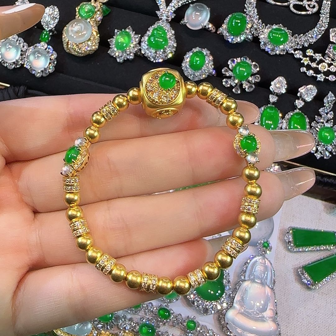 翡翠18K金镶嵌颈饰