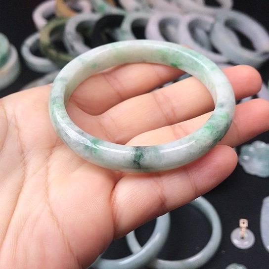 翡翠手镯未镶嵌飘花手镯