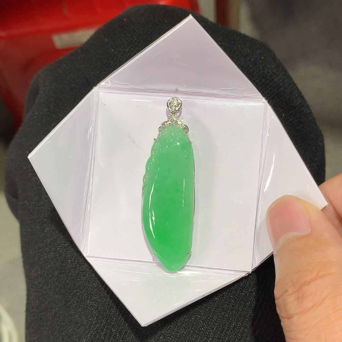 翡翠吊坠(赠链)18K金镶嵌