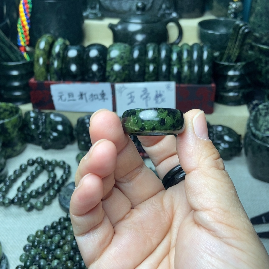 天***夜蛇纹石玉未镶嵌戒指