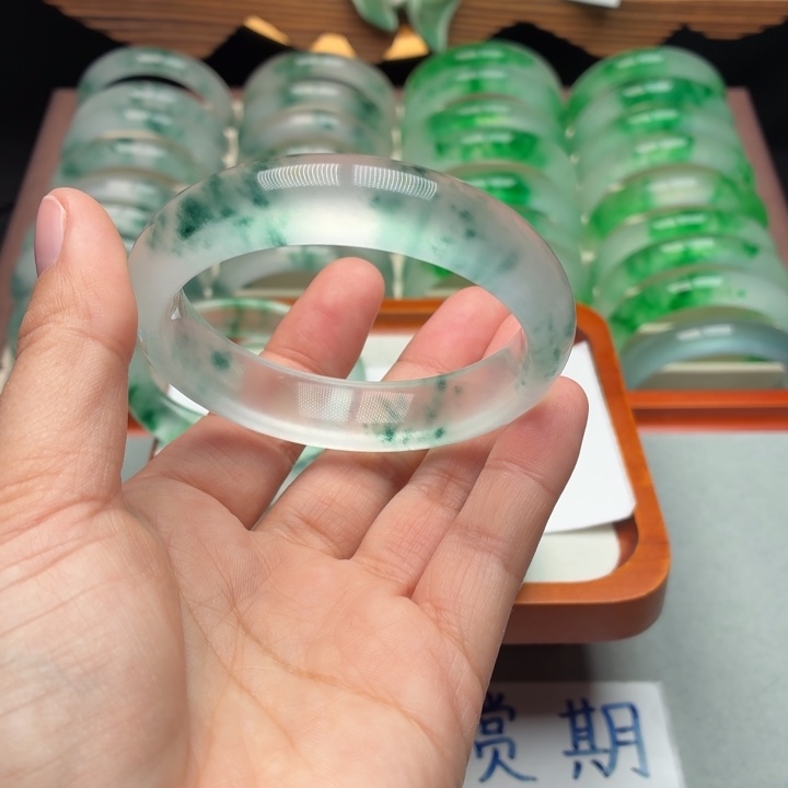 杨***杨石英质玉未镶嵌手镯