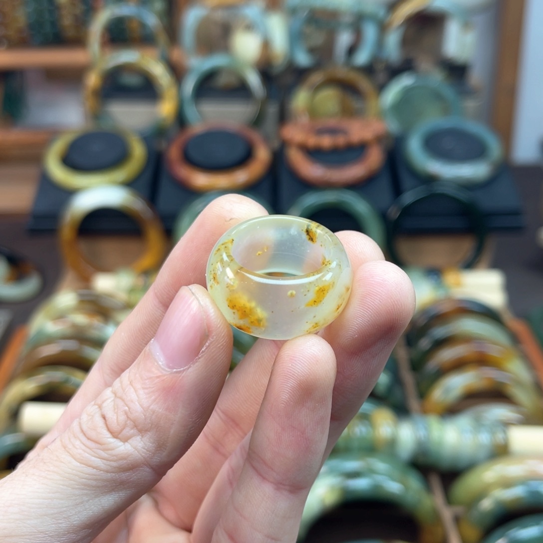 蛇纹石玉手镯未镶嵌不**千