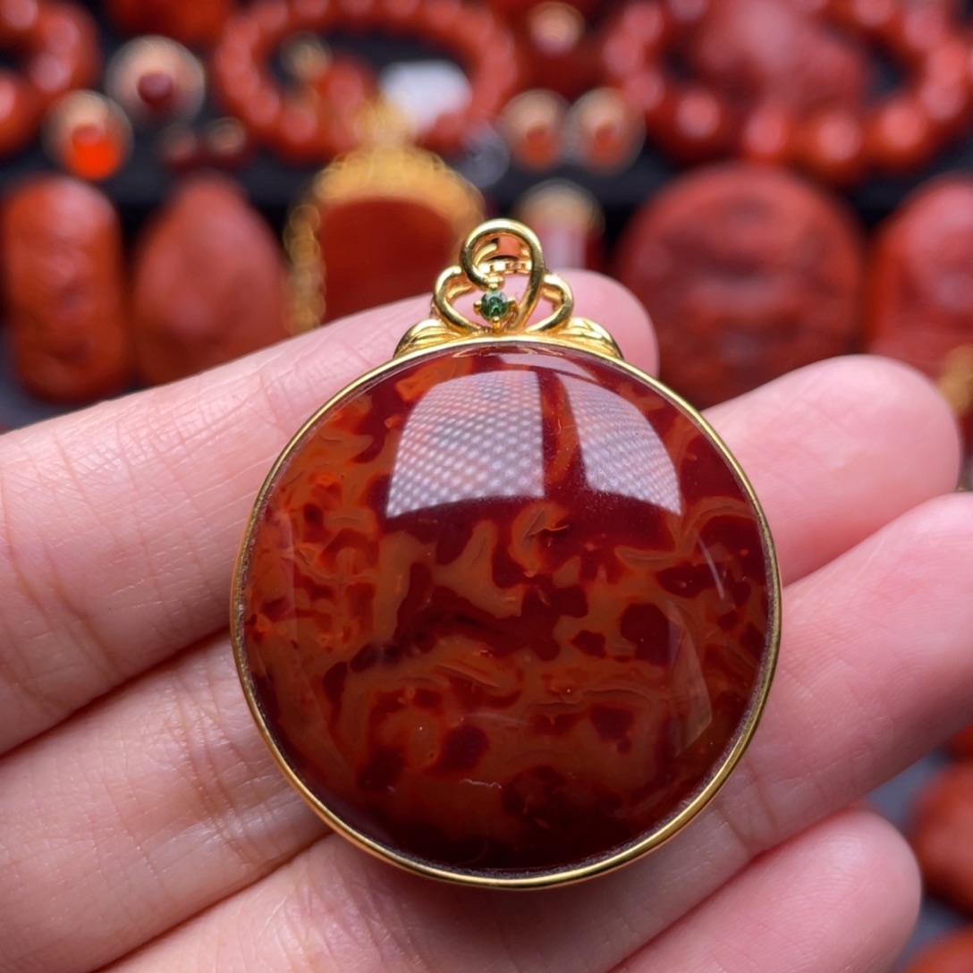 南红玛瑙18K金镶嵌珠宝奇石圆牌吊坠