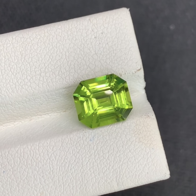 天然竹叶绿橄榄石 3.83ct 全干净完美无瑕 全亮玻璃体尺寸