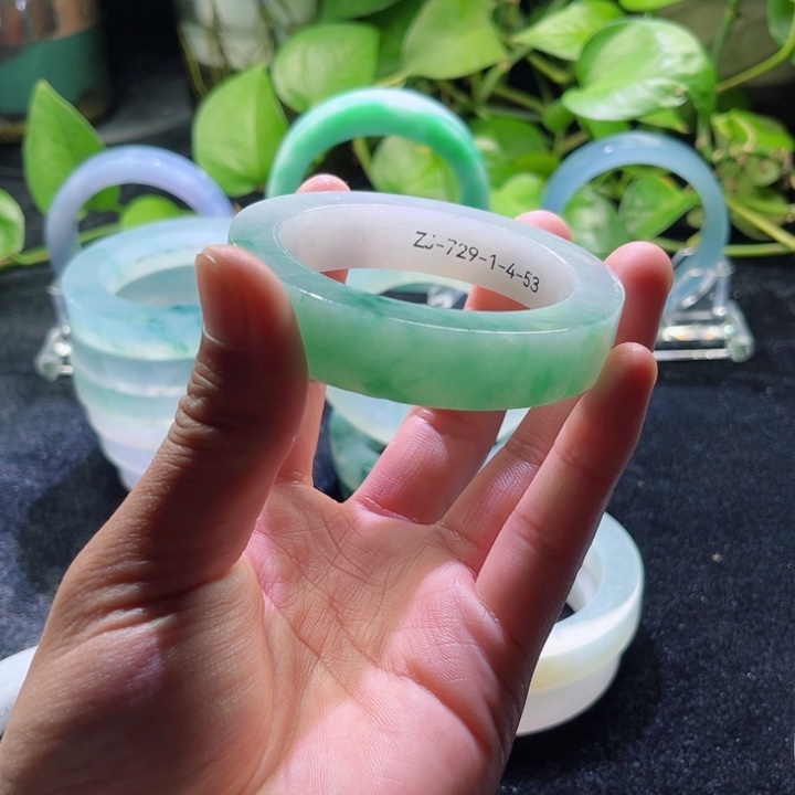 琼***未镶嵌手镯定制翡翠