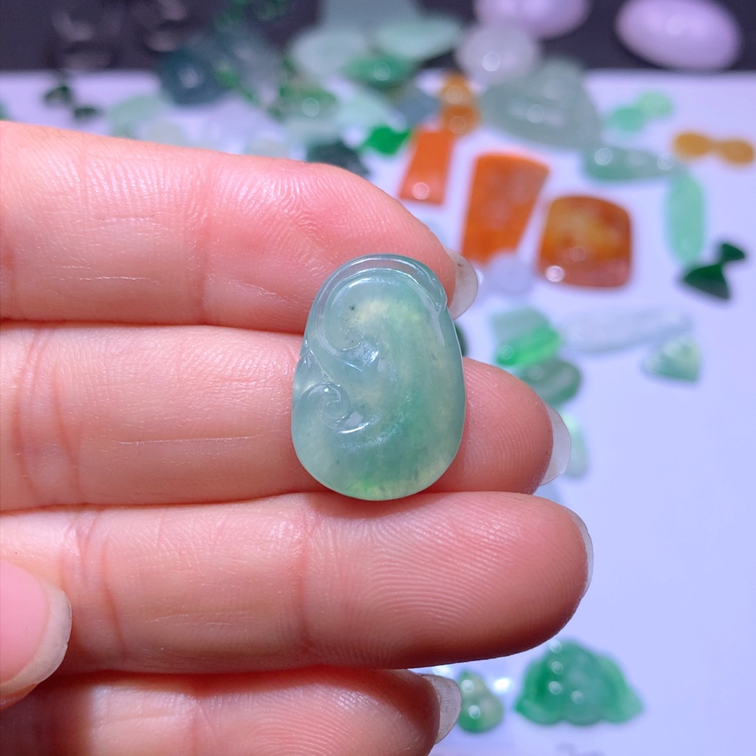 翡翠颈饰未镶嵌如意