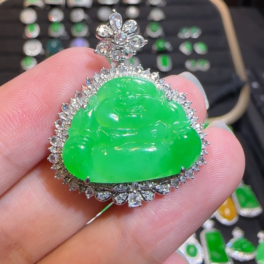 翡翠18K金镶嵌颈饰吊坠