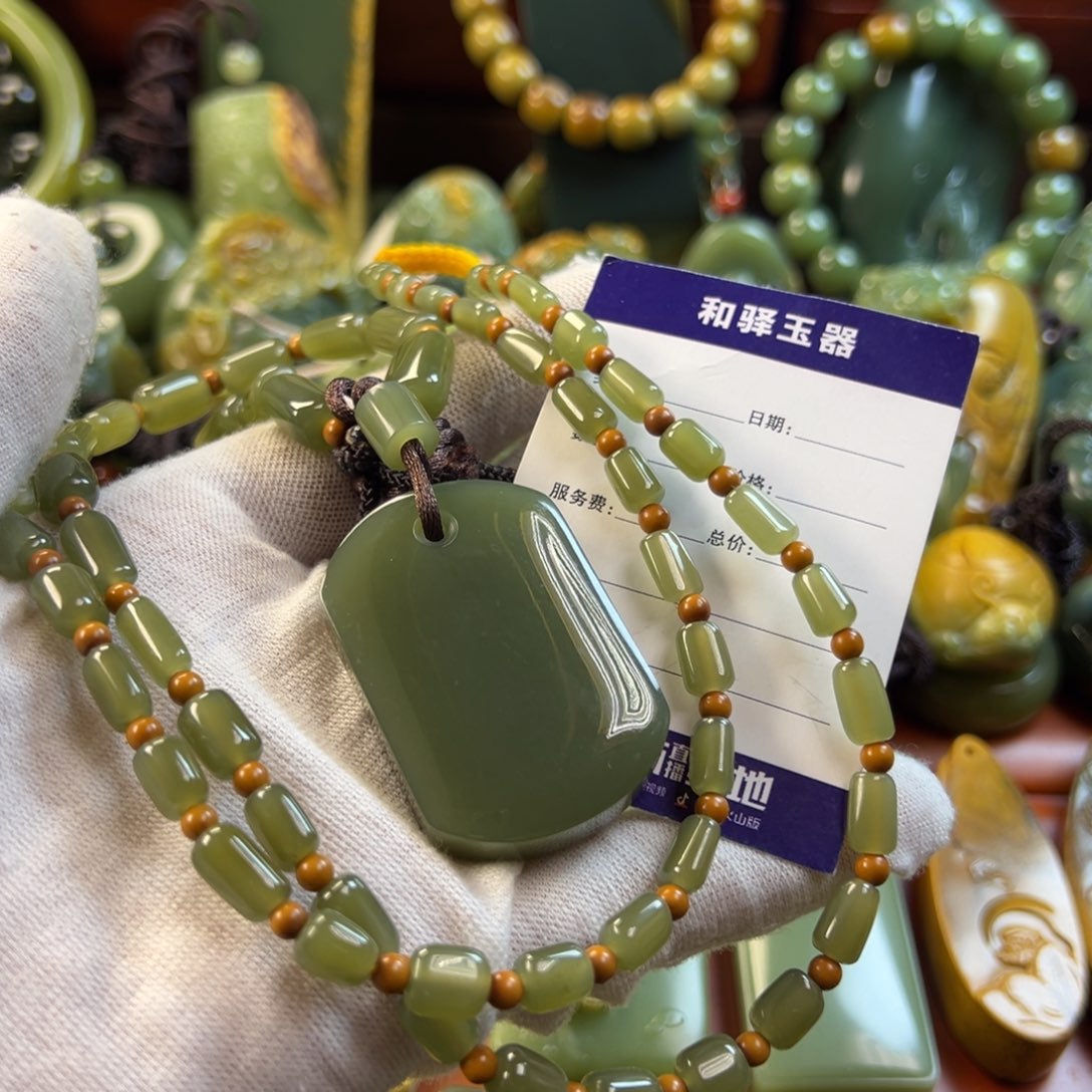 岫岩老玉（透闪石质玉）颈饰未镶嵌超****）