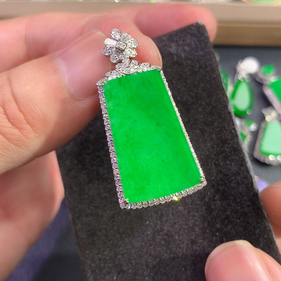 翡翠18K金镶嵌吊坠(赠链)