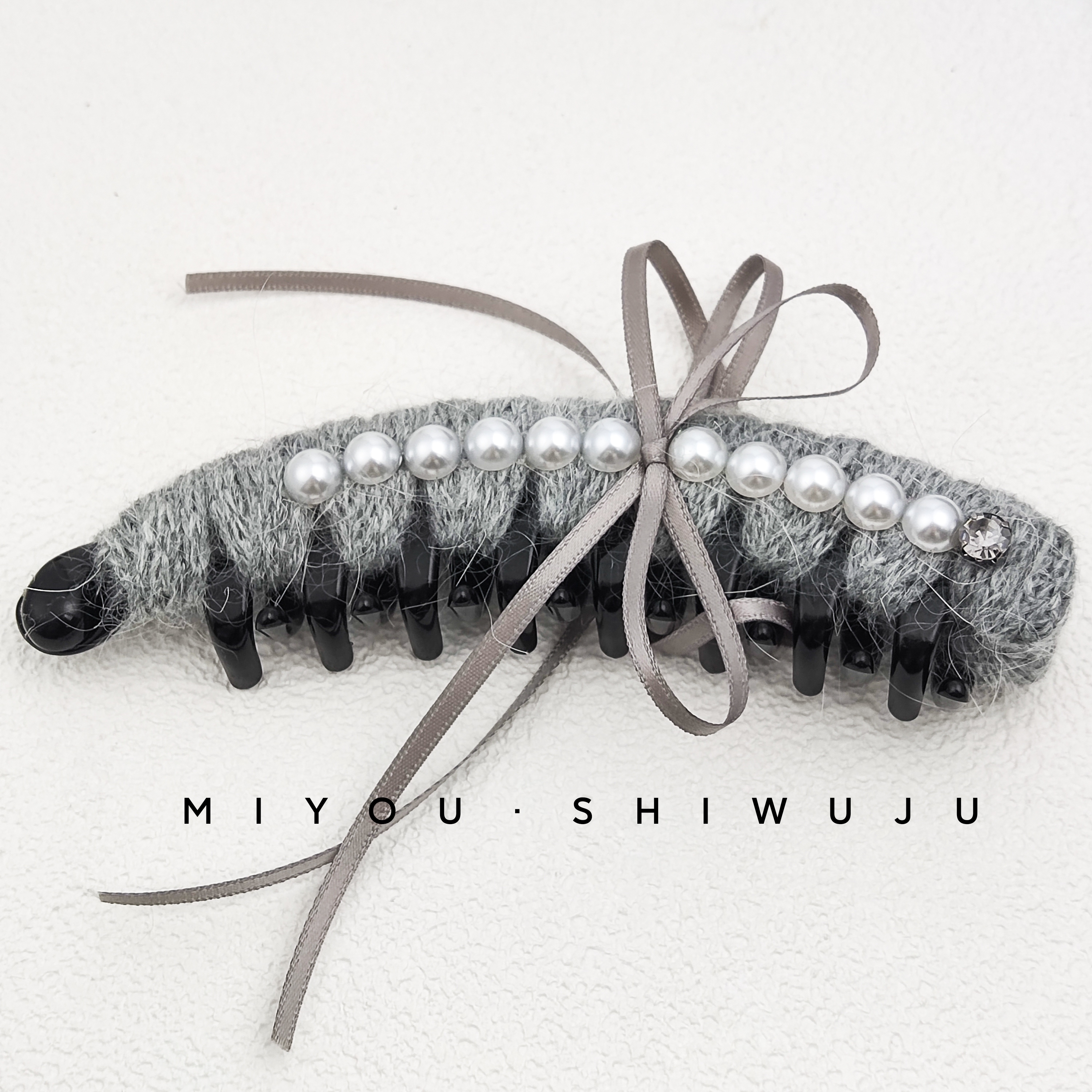 浅灰毛线仿珍珠蝴蝶结香蕉夹气质时尚百搭