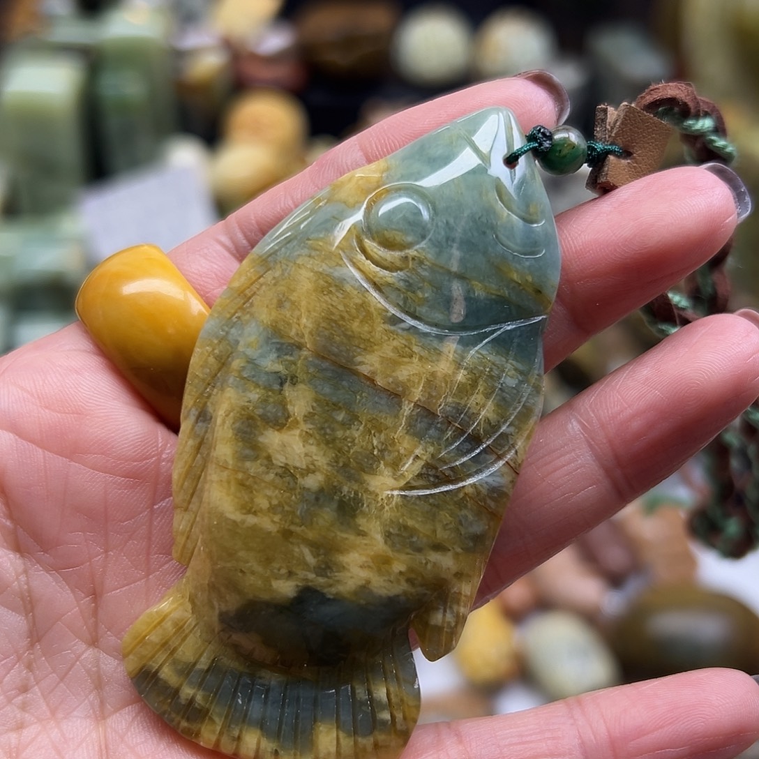 岫玉未镶嵌颈饰花玉兰鱼手玩中间是红皮线不是裂