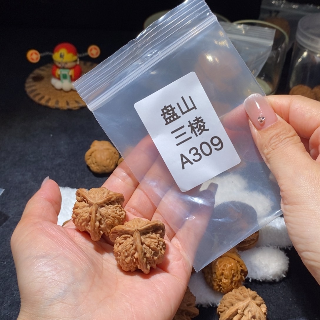 文玩核桃吊坠盘山三棱32