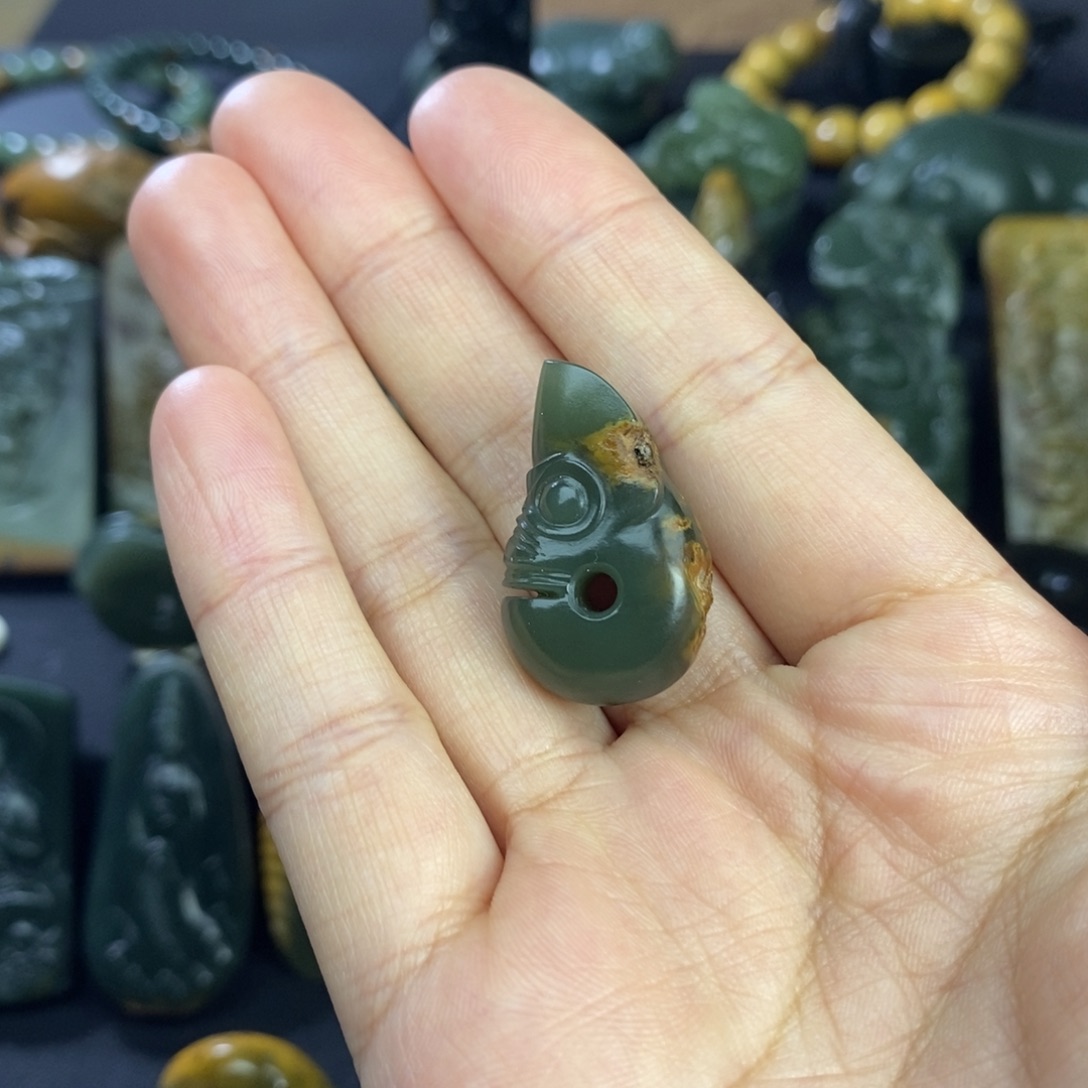 贡***布岫岩河磨玉（透闪石质玉）未镶嵌挂件