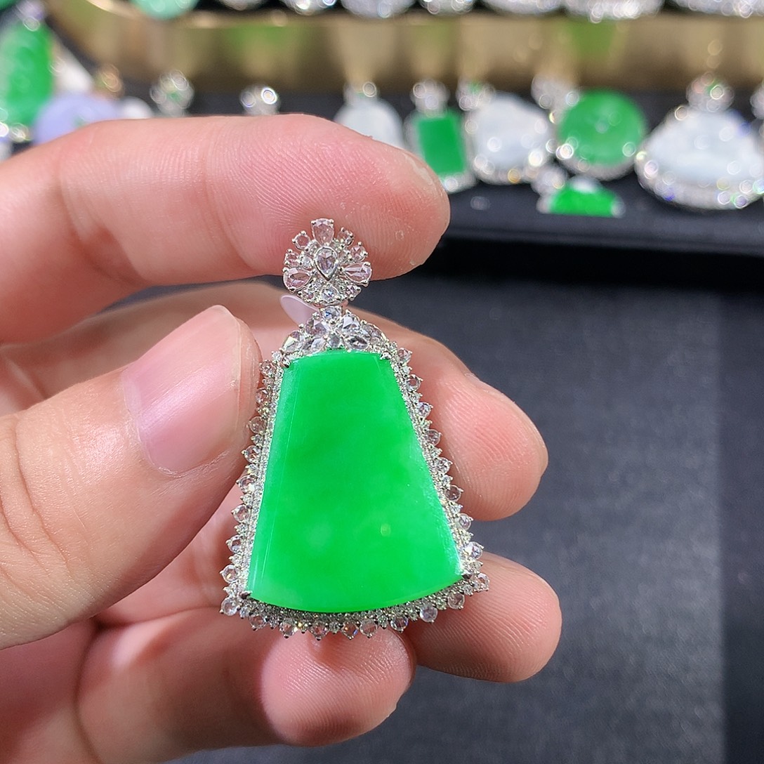 翡翠18K金镶嵌颈饰