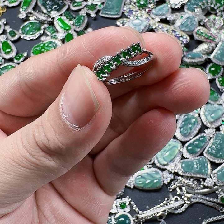 翡翠颈饰未镶嵌天然A货翡翠放漏