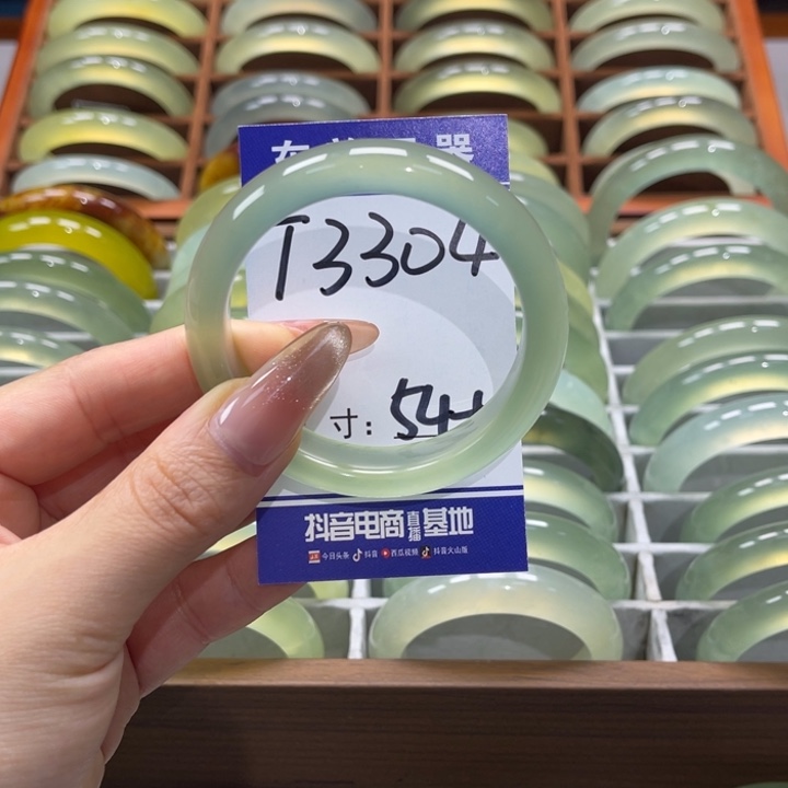 岫玉手镯未镶嵌还*