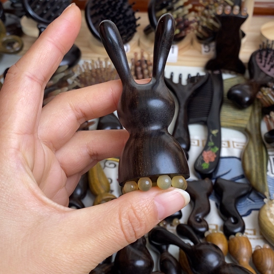 紫光檀兔子按摩梳子