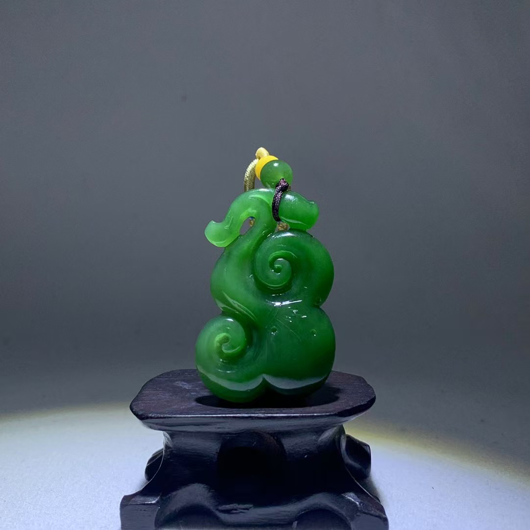 俄料碧玉辣阳绿雕刻玉如意吊坠