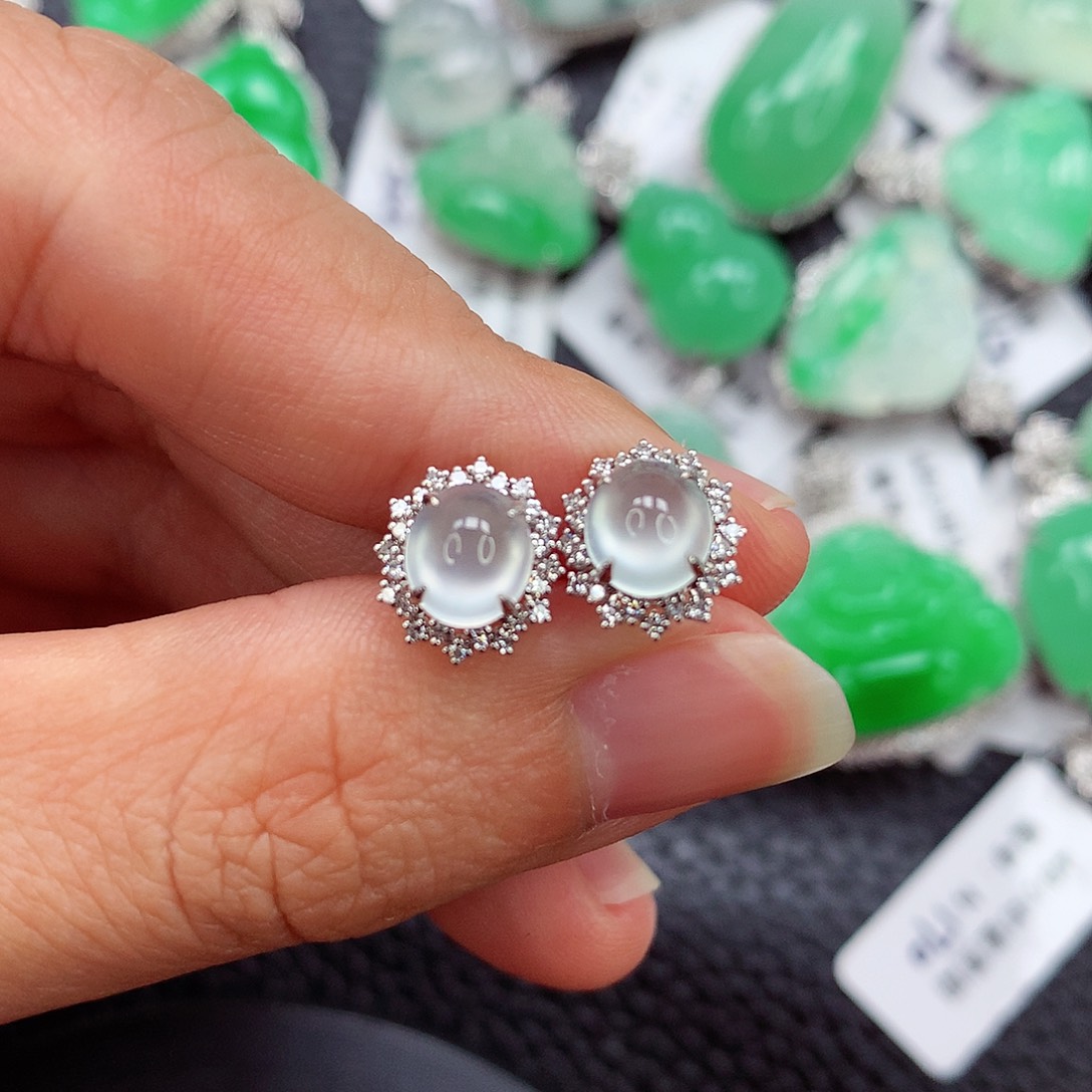 18K金镶嵌翡翠耳饰正冰起光蛋面耳钉