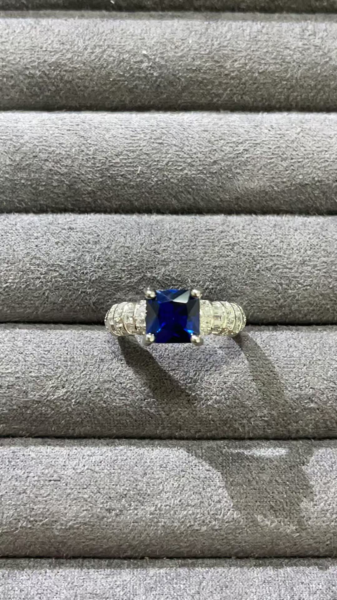 戒指 福玺甄选蓝圆白戒指7692