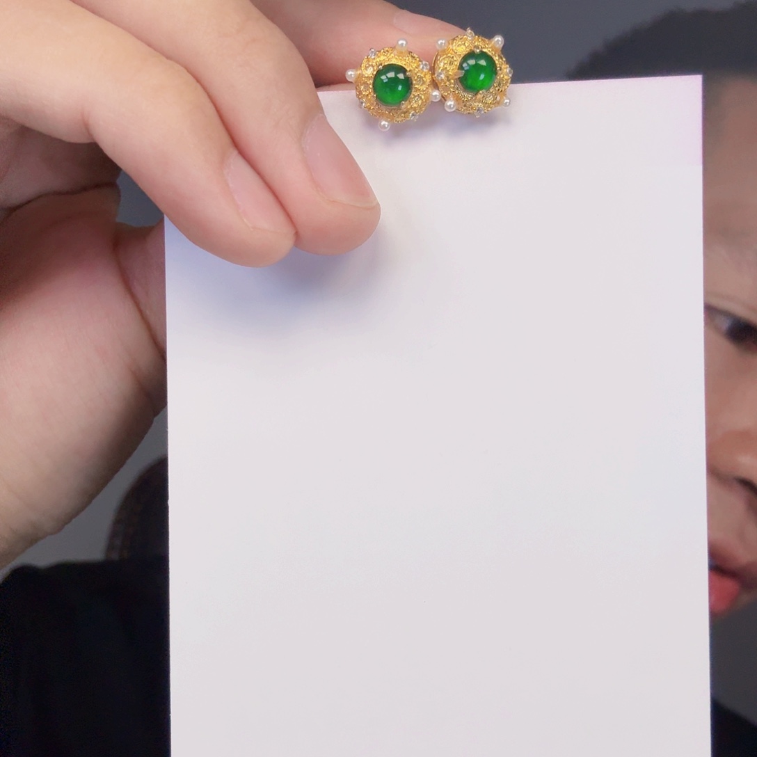 翡翠未镶嵌颈饰一对