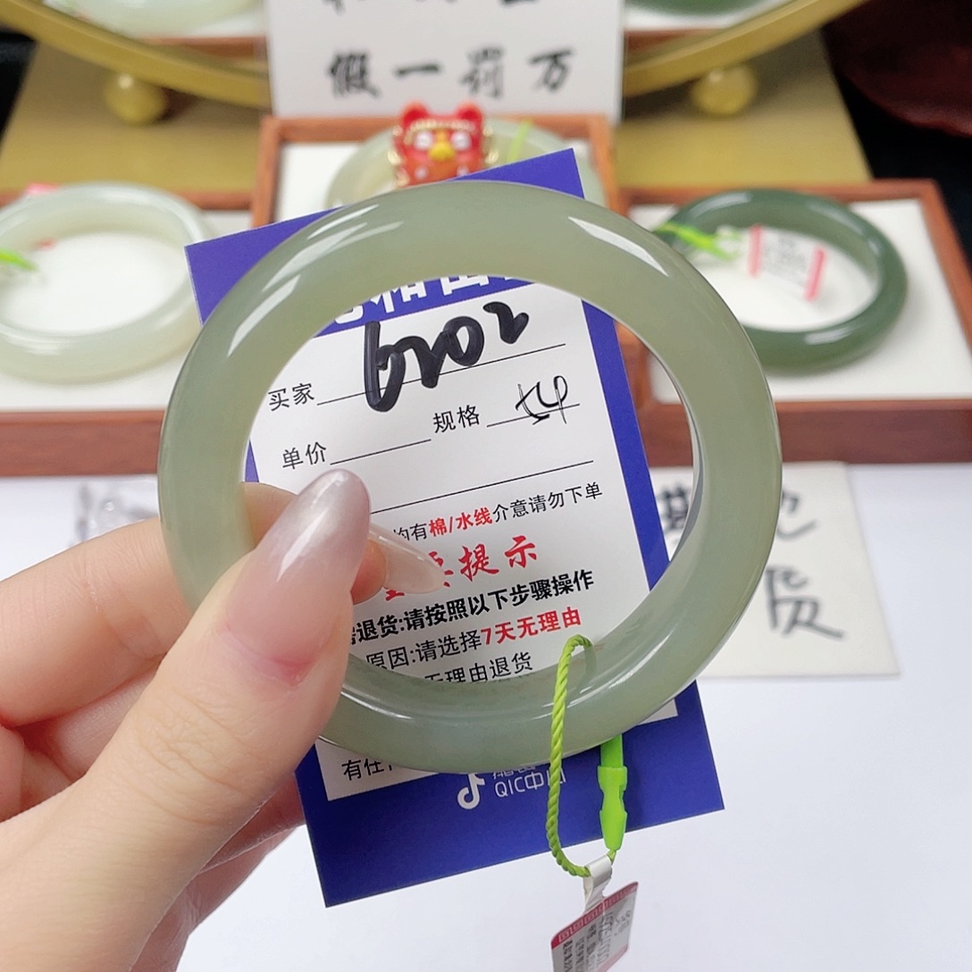 ****未镶嵌手镯和田玉