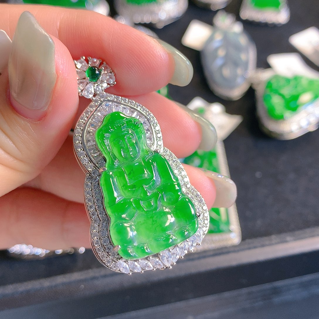 翡翠颈饰未镶嵌翡翠