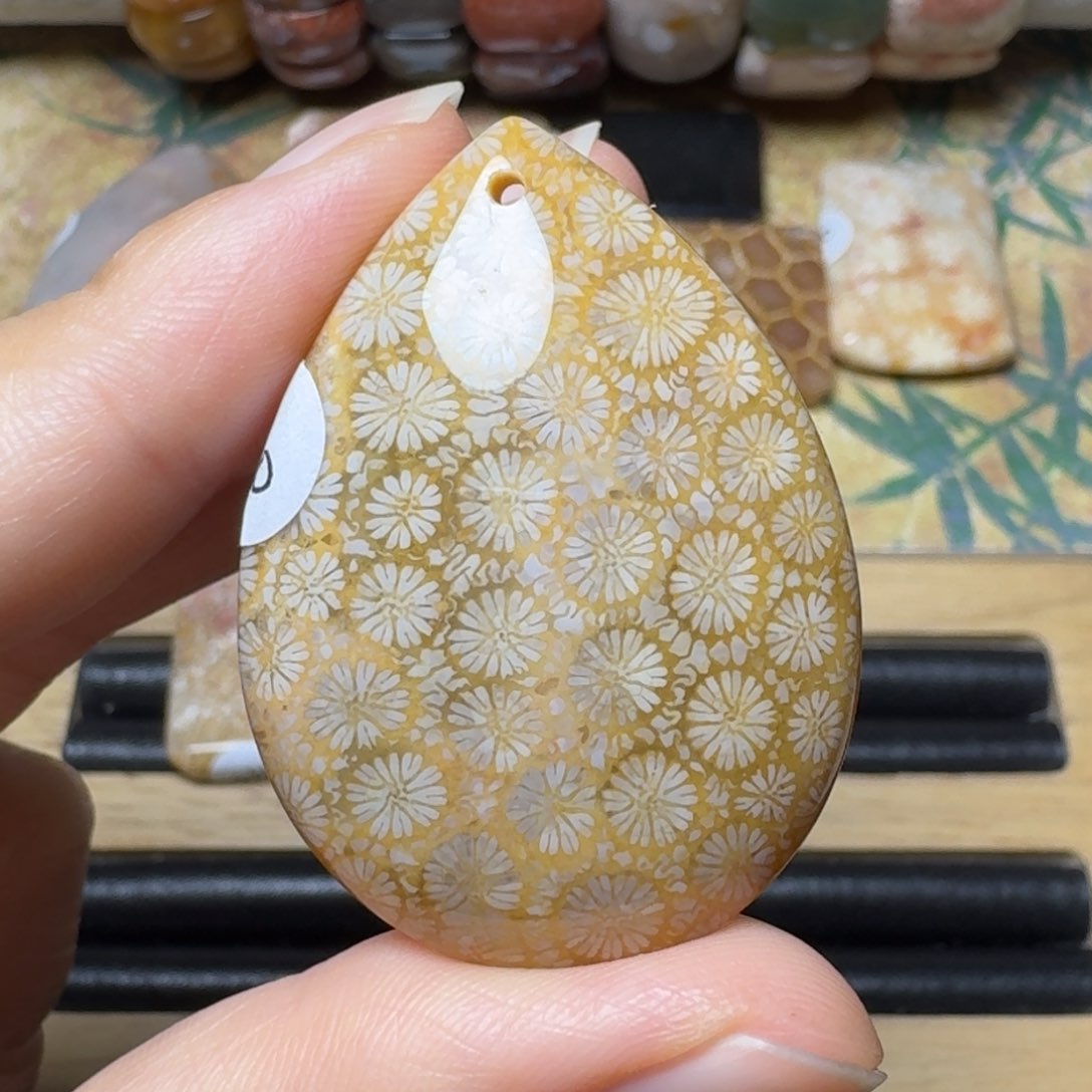 硅化玉未镶嵌清晰黄花，不盘