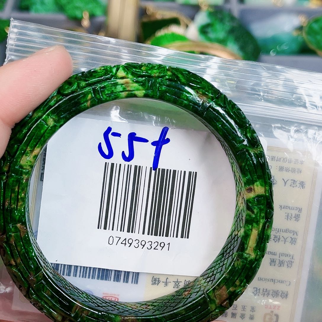 翡翠颈饰未镶嵌手镯