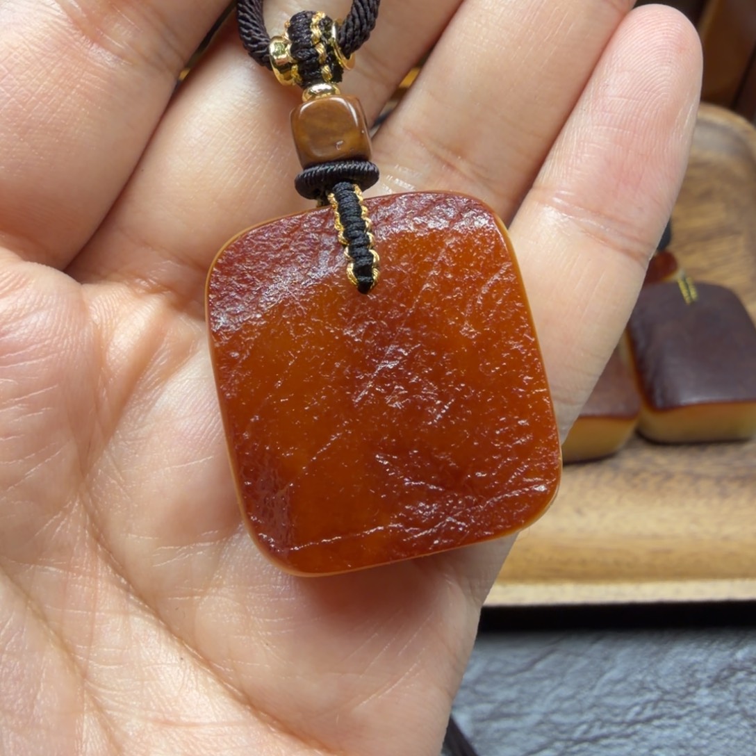 琥珀未镶嵌吊坠(赠链)