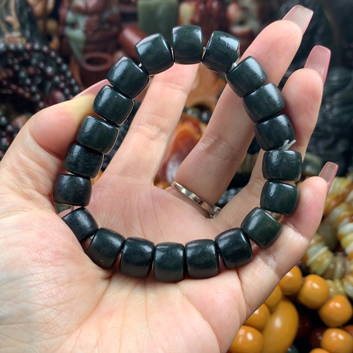 透闪石质玉未镶嵌珠宝奇石