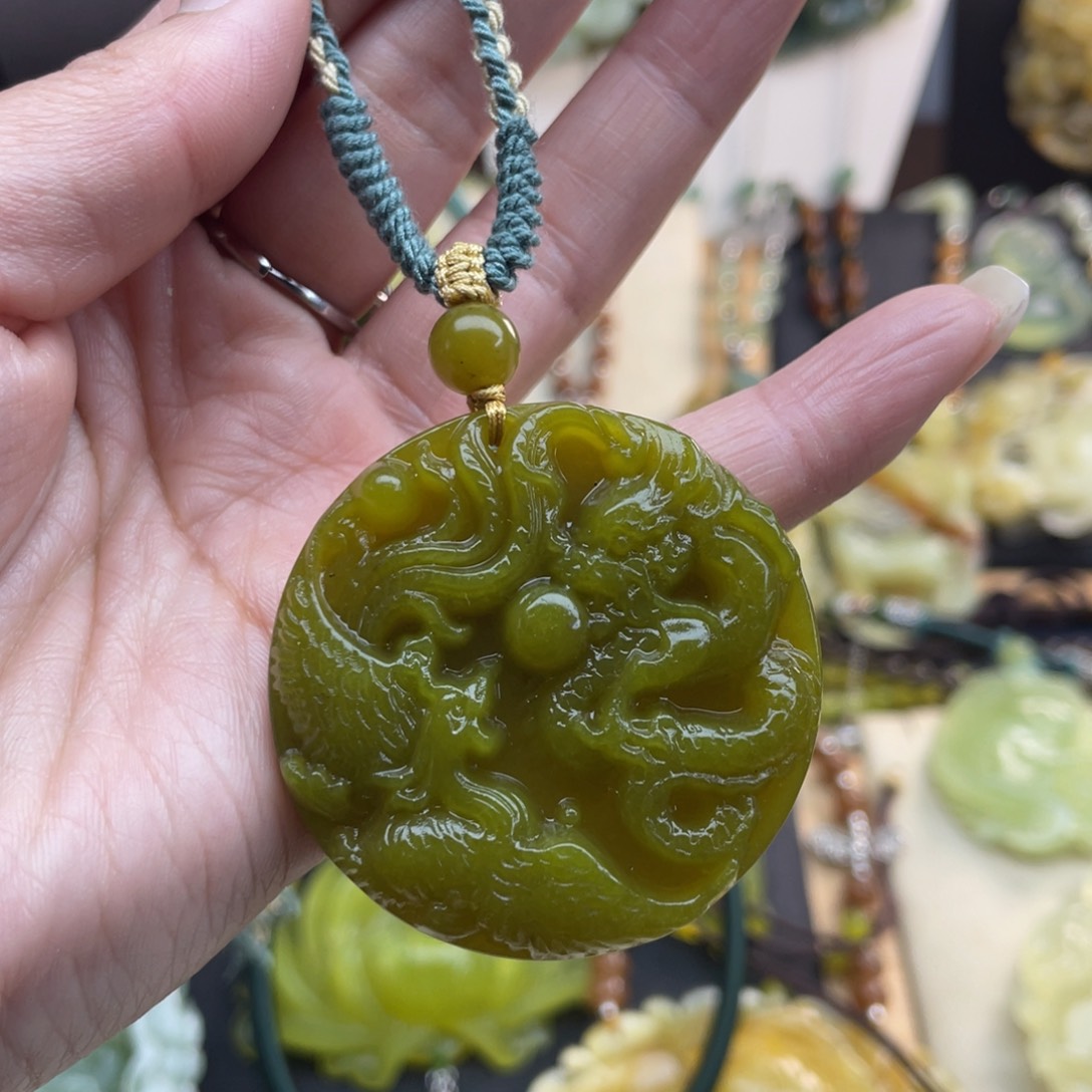 蛇纹石玉颈饰未镶嵌