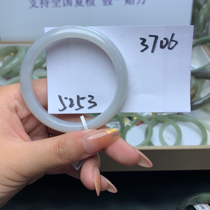 和田玉手镯未镶嵌