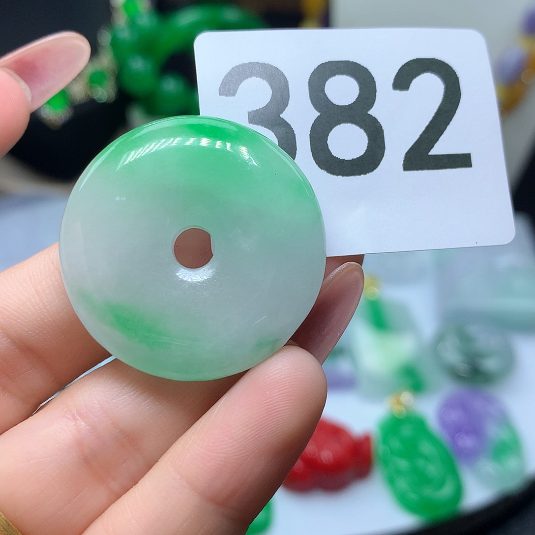 翡翠吊坠(赠链)未镶嵌